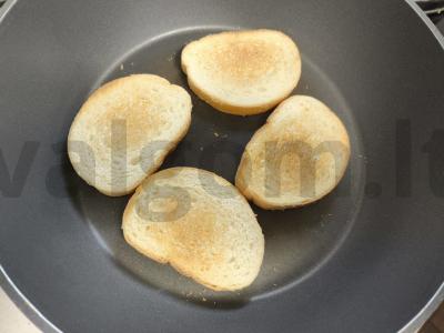 Tostai su melionu ir mėlynuoju sūriu Žingsnis 1