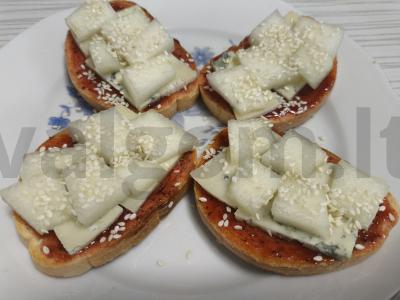 Tostai su melionu ir mėlynuoju sūriu pagrindine nuotrauka