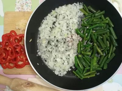 Pica su dviem sūrio rūšimis, žaliąja pupelių ir paprika Žingsnis 2