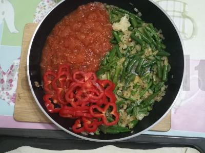 Pica su dviem sūrio rūšimis, žaliąja pupelių ir paprika Žingsnis 3