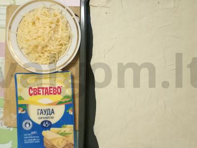 Pica su dviem sūrio rūšimis, žaliąja pupelių ir paprika Žingsnis 4