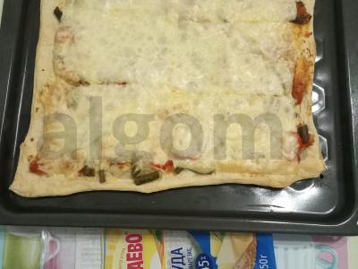 Pica su dviem sūrio rūšimis, žaliąja pupelių ir paprika Žingsnis 7