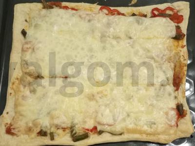 Pica su dviem sūrio rūšimis, žaliąja pupelių ir paprika pagrindine nuotrauka