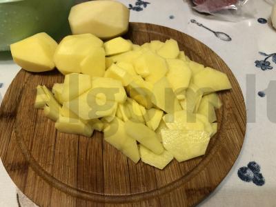 Kepta bulvė su servelatu Žingsnis 1