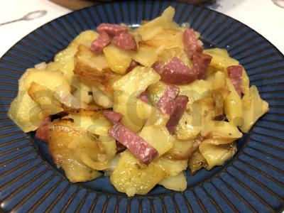 Kepta bulvė su servelatu pagrindine nuotrauka