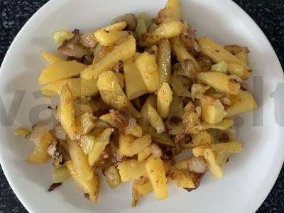 Kepta bulvė su šonine ir daržovėmis pagrindine nuotrauka