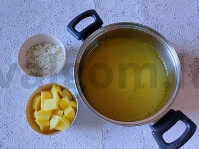 Pomidorų sriuba su ryžiais ir bulvėmis mėsos sultinyje Žingsnis 1