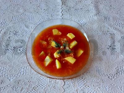 Pomidorų sriuba su ryžiais ir bulvėmis mėsos sultinyje pagrindine nuotrauka