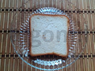 Tostai su agurkais, kiaušiniu ir terijaki padažu Žingsnis 1