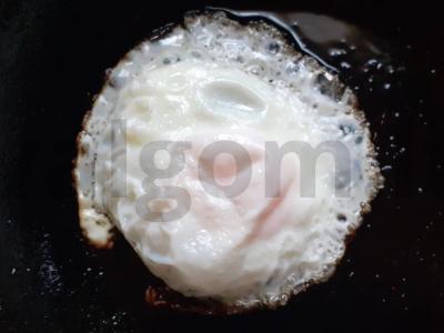 Tostai su agurkais, kiaušiniu ir terijaki padažu Žingsnis 2