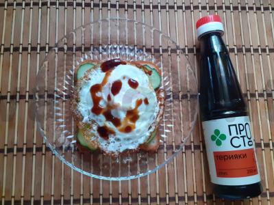 Tostai su agurkais, kiaušiniu ir terijaki padažu Žingsnis 5