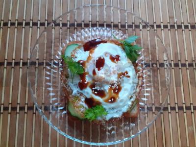 Tostai su agurkais, kiaušiniu ir terijaki padažu pagrindine nuotrauka