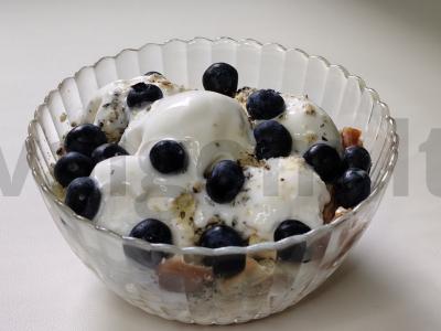 Desertas su kriauše, mėlynėmis ir grietinėlės saldainiais pagrindine nuotrauka