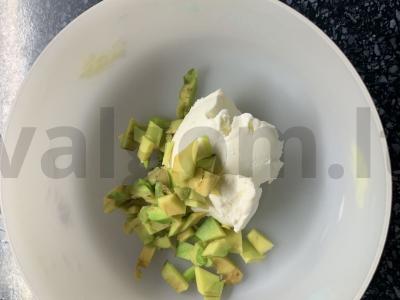 Karšti sumuštiniai su avokadu, sūriu ir pistacijomis Žingsnis 1