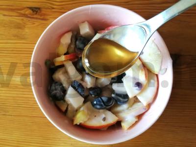 Vaisių salotos su mėlynių jogurtu ir medumi Žingsnis 6