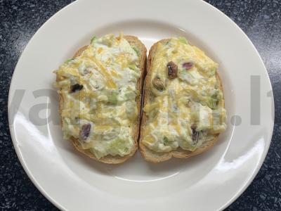 Karšti sumuštiniai su avokadu, sūriu ir pistacijomis pagrindine nuotrauka