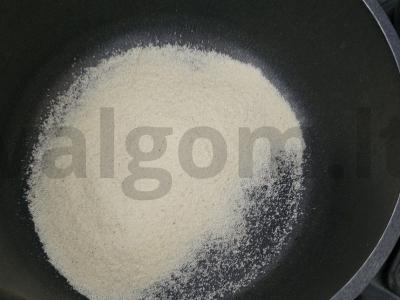 Manų košė ant išrūgų pieno su mangais ir braškėmis Žingsnis 1