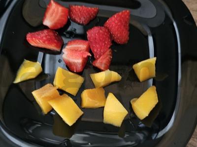 Manų košė ant išrūgų pieno su mangais ir braškėmis Žingsnis 6