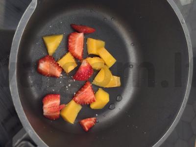 Manų košė ant išrūgų pieno su mangais ir braškėmis Žingsnis 7