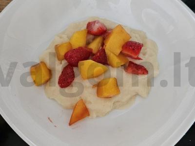 Manų košė ant išrūgų pieno su mangais ir braškėmis Žingsnis 8