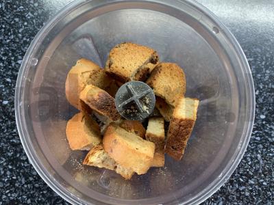 Desertas iš sausainių, obuolių, sirupo ir gervuogių Žingsnis 1