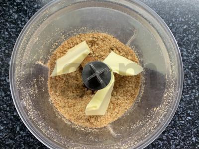 Desertas iš sausainių, obuolių, sirupo ir gervuogių Žingsnis 2