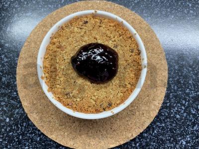 Desertas iš sausainių, obuolių, sirupo ir gervuogių pagrindine nuotrauka