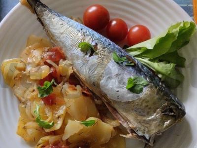 Skumbrė, kepta su daržovėmis orkaitėje pagrindine nuotrauka