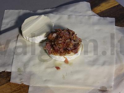 Bri sūris su kumpio faršu filo tešloje Žingsnis 8