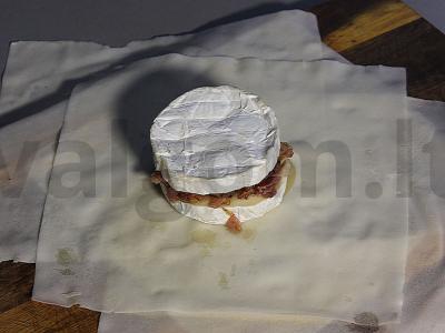 Bri sūris su kumpio faršu filo tešloje Žingsnis 9