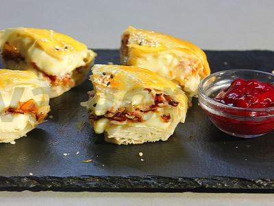 Bri sūris su kumpio faršu filo tešloje pagrindine nuotrauka