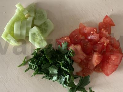 Smuzi su pomidorų sultimis, agurku, pomidoru ir petražolėmis Žingsnis 1