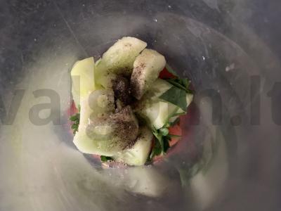 Smuzi su pomidorų sultimis, agurku, pomidoru ir petražolėmis Žingsnis 2