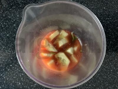 Smuzi su pomidorų sultimis, agurku, pomidoru ir petražolėmis Žingsnis 3