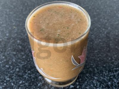 Smuzi su pomidorų sultimis, agurku, pomidoru ir petražolėmis pagrindine nuotrauka