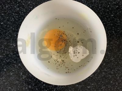 Sumuštinis su karbonaidu, kiaušiniu, pomidoru ir sūriu Žingsnis 1