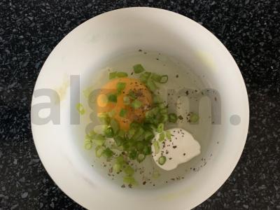 Sumuštinis su karbonaidu, kiaušiniu, pomidoru ir sūriu Žingsnis 2