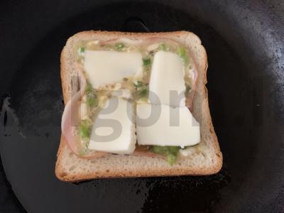 Sumuštinis su karbonaidu, kiaušiniu, pomidoru ir sūriu Žingsnis 7