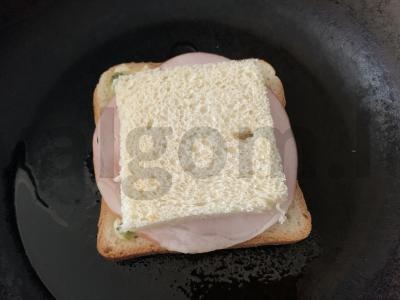 Sumuštinis su karbonaidu, kiaušiniu, pomidoru ir sūriu Žingsnis 9