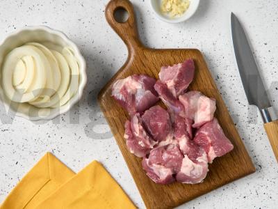 Troškinta kiauliena su slyvomis Žingsnis 1