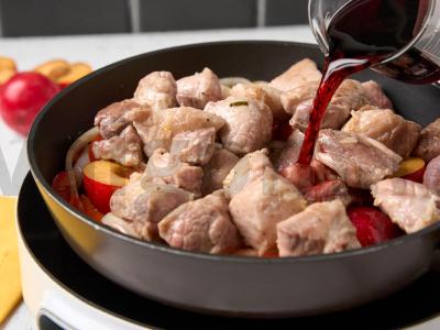 Troškinta kiauliena su slyvomis Žingsnis 6