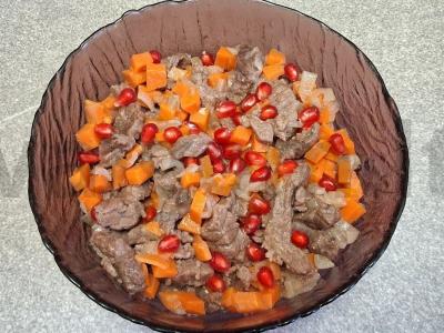 Troškinta jautiena su daržovėmis ir sviestu pagrindine nuotrauka