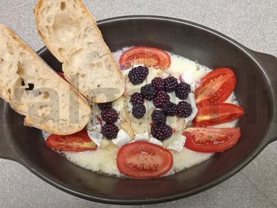 Kamamberas, keptas su pomidoru ir gervuogėmis pagrindine nuotrauka