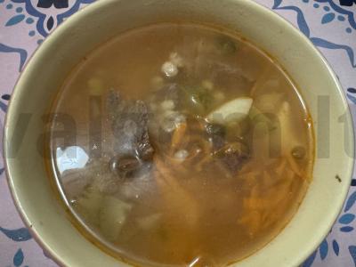 Sūris su jautiena, daržovėmis ir perlinėmis kruopomis pagrindine nuotrauka