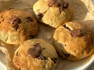 Šokoladinis sausainis prie arbatos pagrindine nuotrauka