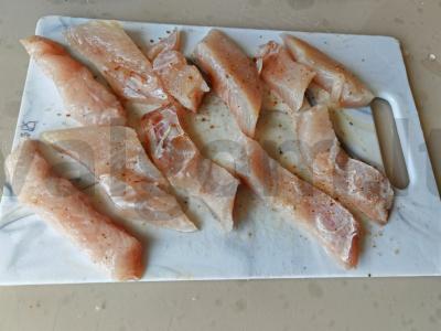 Žuvies lazdelės su šviežiais žalumynais Žingsnis 1