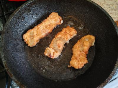 Žuvies lazdelės su šviežiais žalumynais Žingsnis 7