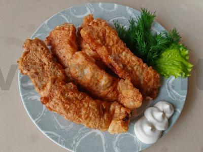 Žuvies lazdelės su šviežiais žalumynais pagrindine nuotrauka