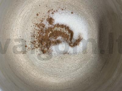 Šokoladinis pieno kokteilis su bananais ir grietinėlėmis Žingsnis 1