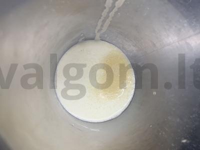 Šokoladinis pieno kokteilis su bananais ir grietinėlėmis Žingsnis 3